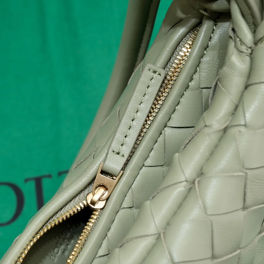 Batch 1460 Bv Shu Qi's same "Gemelli" twin bag 776764 locked in advance 24 years of hot style 💕 Gemelli is made up of two half-moon-shaped bags paired together, with the brand's iconic intrecciato woven sheepskin, equipped with a detachable tubular handle, which can be used as a clutch, on the shoulder or by flipping the small crescent moon as a handle, or as a long shoulder strap 🉑️Crossbody The dual design has a personalized yet charming attitude, and the eye-catching visual impact brings an elegant and fashionable feeling. It is a bag worth buying💥There are 3 sizes to choose from.  Size: 24.5x19x7, plus long shoulder strap ➕80 Model: 6764